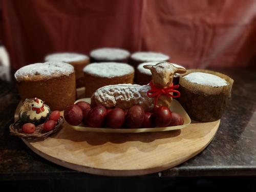 um prato de alimentos com um ovino de brinquedo numa tábua de corte em guest house Merci em Tbilisi