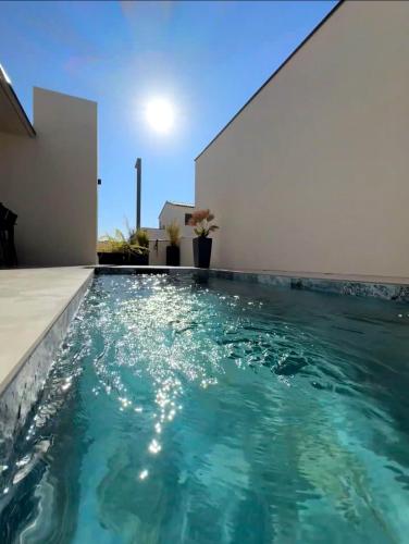 une piscine dans l'arrière-cour d'une maison dans l'établissement La villa Kalima T3, à Sérignan