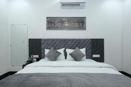 Singh Villa Udaipur في أودايبور: غرفة نوم مع سرير كبير مع اللوح الأمامي الأسود