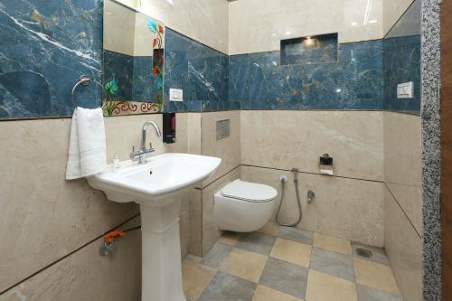 Singh Villa Udaipur في أودايبور: حمام مع حوض ومرحاض