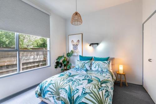 1 dormitorio con cama y ventana en Marlin House Ocean Getaway, en Ocean Grove