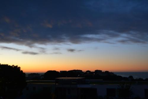 - une vue sur le coucher du soleil depuis un bâtiment dans l'établissement Charmant 2P de 45m2 au calme, Vue Mer Panoramique, Terrasse Privée 30m2, Piscine, à Saint-Laurent-du-Var