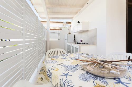 ein Esszimmer mit einem Tisch und einer Schüssel darauf in der Unterkunft Angelsa Casa Vacanze in Marina di Modica