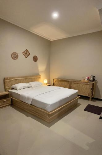 a bedroom with a large bed in a room at Pesona Guesthouse Syariah Malang in Kotalama