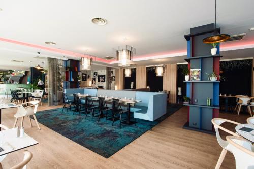 a restaurant with tables and chairs in a room at Novotel Avignon Centre in Avignon