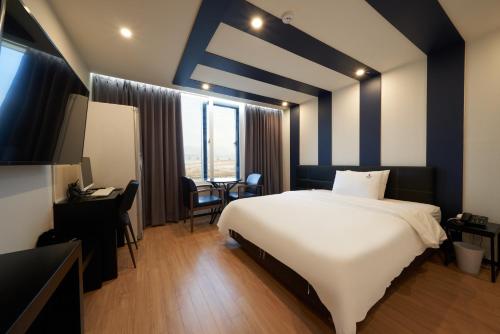 Ένα ή περισσότερα κρεβάτια σε δωμάτιο στο BON Hotel BUSINESS