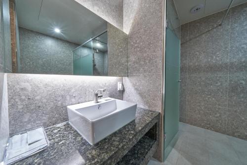 Ένα μπάνιο στο BON Hotel BUSINESS