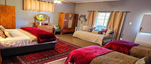 1 dormitorio con 2 camas y 1 cuna en The Green Tree Cottages en Alexandria
