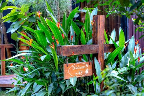 a sign for a garden with plants and a bench at Tiên Sơn Pleiku Homestay in Pleiku