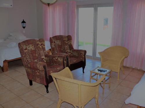 sala de estar con sillas, sofá y mesa en Grunau Chalets en Grünau