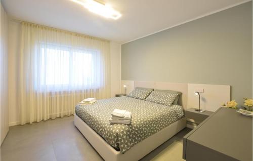 a bedroom with a bed and a window at Awesome Apartment In Pedavena With Wifi in Pedavena