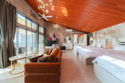 野間にあるGlamping＆Resort WOOD DESIGN PARK NOMAの広いベッドルーム(ベッド2台付)、リビングルームが備わります。