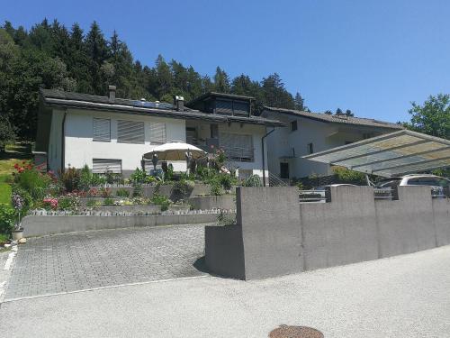 une maison avec une clôture devant elle dans l'établissement Laura's house, à Slovenj Gradec