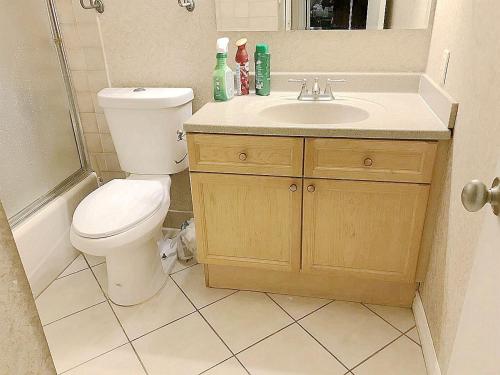 y baño con aseo y lavamanos. en New bedroom queen size bed at Las Vegas for rent-2, en Las Vegas