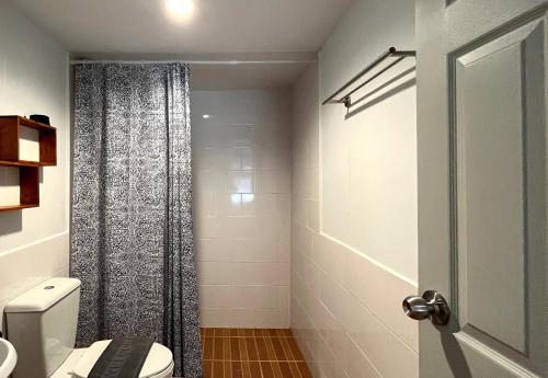 Bilik mandi di Nautical Home & Seashell House B&B