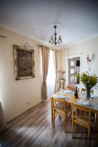 a dining room with a table and chairs and a window at Obok Poczty blisko Rynku in Wałbrzych