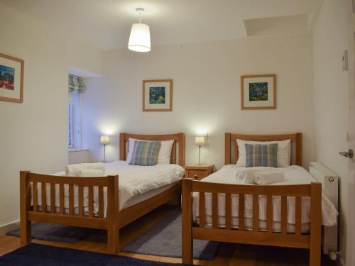 two twin beds in a room with two lamps at Cottage No,2 - Uk41847 in Aberfeldy