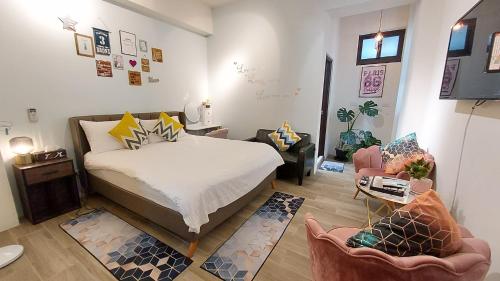 鹿港的住宿－花漾小鹿旅店，一间卧室配有一张床和两把椅子