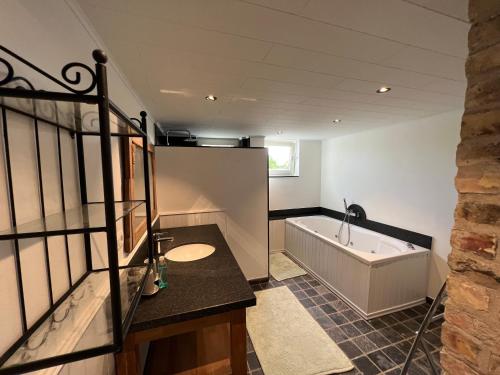 La salle de bains est pourvue d'une baignoire et d'un lavabo. dans l'établissement De Landsgenieter, à Nieuport