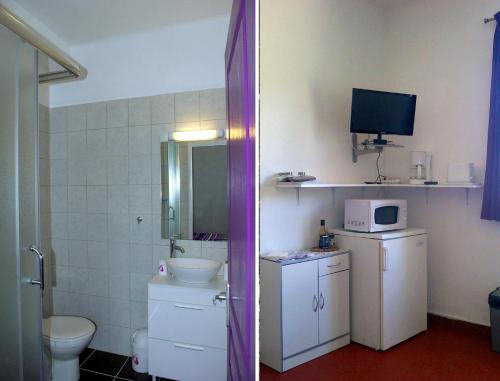 uma pequena casa de banho com WC e lavatório em A 2 minutes rivière 25 minutes Ajaccio plages linge et PARKING inclus em Ucciani
