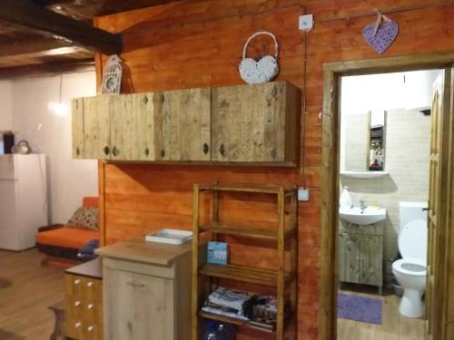 Un baño de Studio cu bucatarie , baie , scara interioara , etaj cu dormitor openspace , curte cu grill, terasa