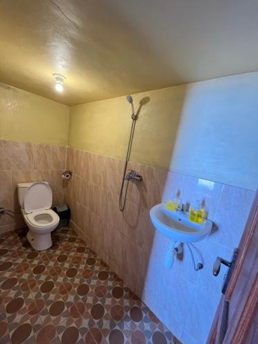 La salle de bains est pourvue de toilettes et d'un lavabo. dans l'établissement Bali Sunrise Camp & Glamping, à Kintamani