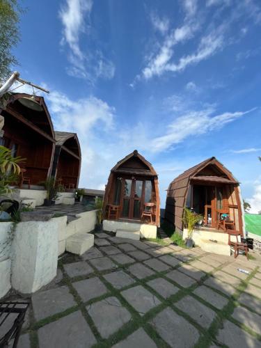 - une vue sur deux yourtes situées sur une terrasse dans l'établissement Bali Sunrise Camp & Glamping, à Kintamani