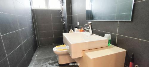 een badkamer met een wastafel en een toilet bij 3Rooms 2BR SUNWAY NEXIS KOTA DAMANSARA in Petaling Jaya