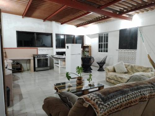 uma sala de estar com um sofá e uma mesa em Los Tucanes em Los Altos de Cerro Azul