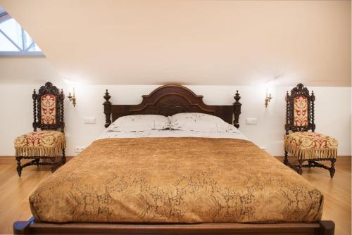 Postel nebo postele na pokoji v ubytování Luxury Medieval 2 Storey apartment with Antique Furniture in Old Town