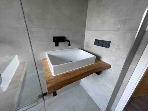 een badkamer met een witte wastafel op een houten aanrecht bij Zechenbude - Erlebe das Ruhrgebiet in Gladbeck