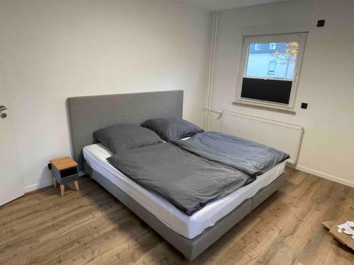 a bedroom with a bed in a room with a window at Zechenbude - Erlebe das Ruhrgebiet in Gladbeck