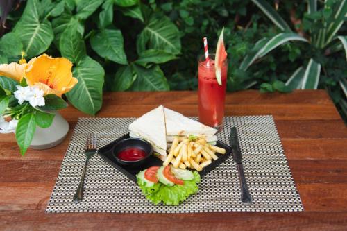 Una mesa con un plato de comida y una bebida. en Luxury Homestay Vinhomes Dragonbay Hạ Long, en Ha Long