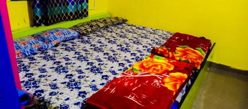 Posteľ alebo postele v izbe v ubytovaní Saibaba Homestay