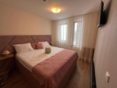 - une chambre avec un grand lit dans l'établissement Grand resort luxury apartment, à Pamporovo