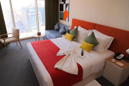 Tempat tidur dalam kamar di Novotel Suites Riyadh Centre