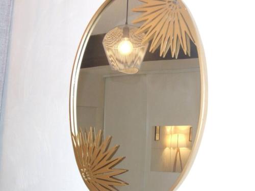 - un miroir avec une lampe et une lampe dans la chambre dans l'établissement Studio Cosy Rennes Hypercentre Ville, à Rennes