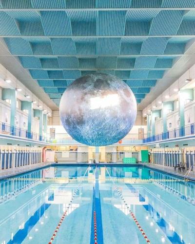 une grande boule de métal suspendue au-dessus d'une piscine dans l'établissement Studio Cosy Rennes Hypercentre Ville, à Rennes