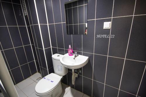 een badkamer met een toilet en een wastafel bij 22 OTEL in Edirne