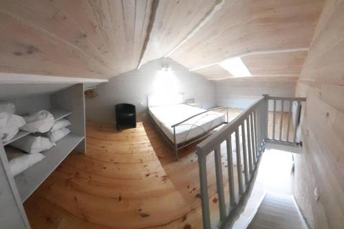 Habitación pequeña con cama y escalera en Agréable gite au calme, en Marigny