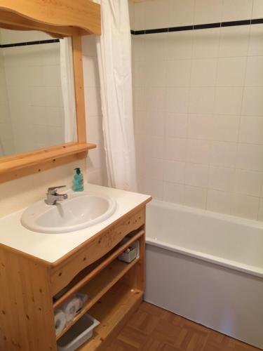 une salle de bain avec un lavabo et une baignoire dans l'établissement Chalet des cimes, à La Toussuire