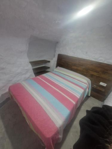 เตียงในห้องที่ Cueva de David