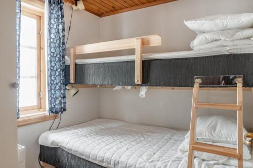 1 Schlafzimmer mit 2 Etagenbetten und einem Fenster in der Unterkunft Björnbyn in Sälen