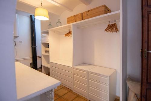 un armario con armarios blancos y una luz en CASA NICOLE Naturaleza, Montañas y Piscina Privada en Alicante, en Carroja