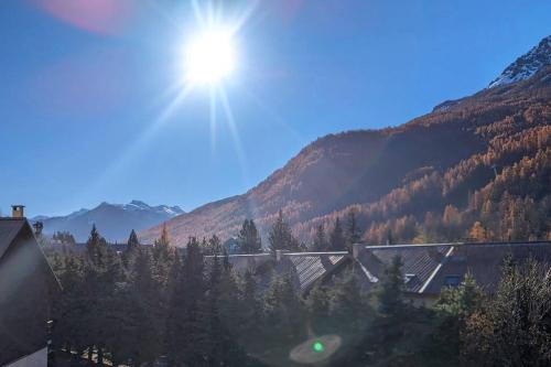 - une vue sur la montagne et le ciel ensoleillé dans l'établissement L'Hermine - Duplex à 5mn des pistes avec garage, à Saint-Chaffrey