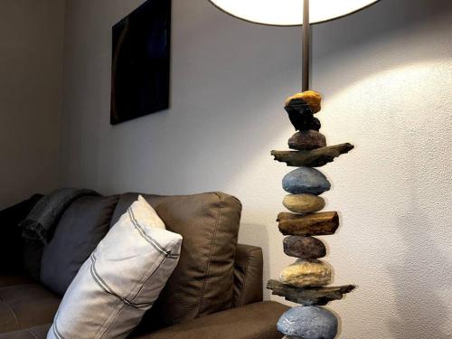 un tas de pierres posé sur une lampe dans l'établissement Intero alloggio: appartamento, à Turin