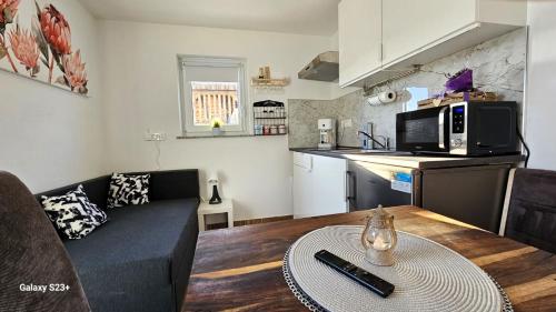ein Wohnzimmer mit einem Sofa und einem Tisch in der Unterkunft Apartmaji STARS in Mavčiče
