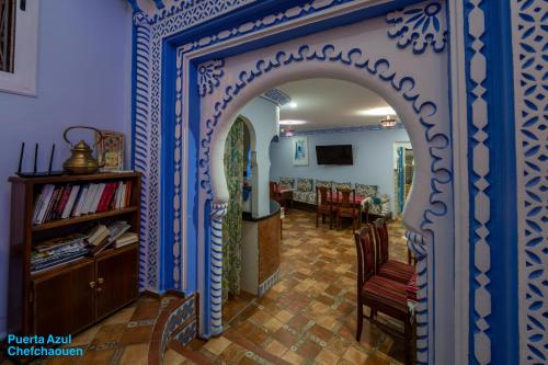 a living room with a blue and white archway at Puerta Azul in Chefchaouene