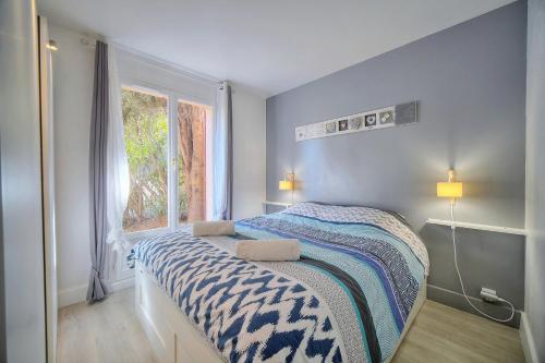 Ένα ή περισσότερα κρεβάτια σε δωμάτιο στο Havre de paix à deux pas du centre ville et de la plage