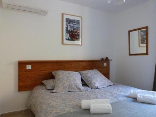 une chambre avec un lit avec deux oreillers dessus dans l'établissement Le Cypressat, à Les Plans